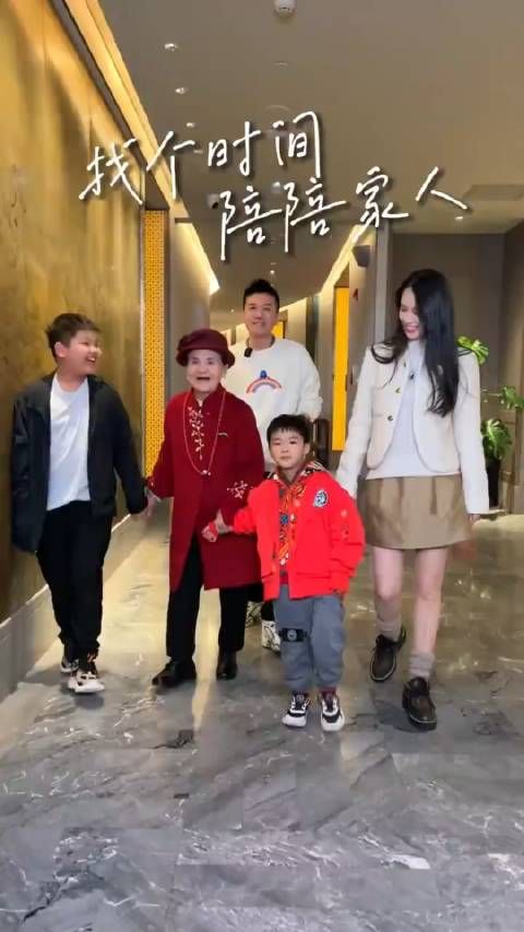 黄圣依杨子一家五口同框,两个儿子罕见出镜,安迪长胖变化大