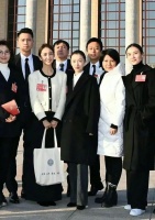 在人民大会堂前合影!宋佳是真漂亮刘涛五五身材,引起网友热议