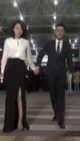 胡歌携手闫妮走红毯,难以象两人在电视中饰演情侣……