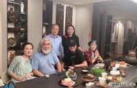 72岁张纪中和小11岁岳母罕见合影如爷孙三代,娇妻岳母都时尚