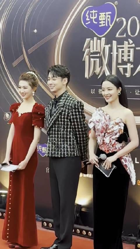 微博之夜的主持人是齐思钧!我辣么帅辣么帅的小齐呀!