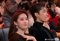 这丑吗?为啥db老说她现在很丑,家人们,我真的怀疑自己审美了……