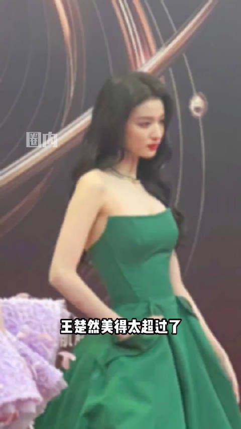 明艳的大美女，气质真的是惊艳，身材也很好