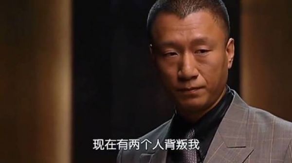 剧集:黑老大看上华强的女人,问价钱多少,下秒就命丧黄泉了