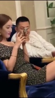 都是同学聚会闹的,这画面看着真尴尬