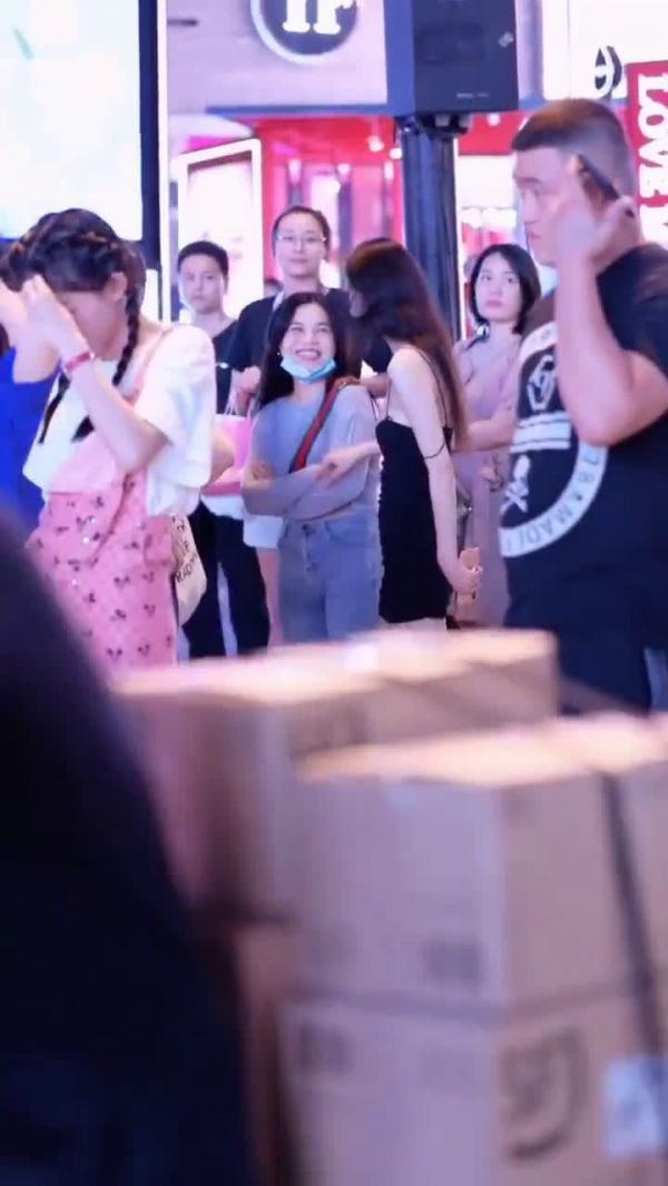 肩带滑落设计不错
