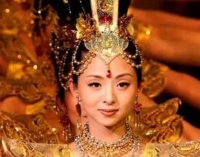 还记得“千手观音”里的聋哑领舞吗?被富商苦追8年的她如今怎样