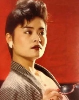 当红时嫁小15岁丈夫,离婚自杀未遂,被弟弟打到耳聋