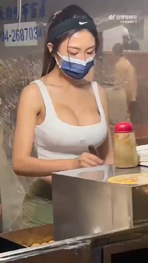 排队了两个小时,吃了两串羊肉