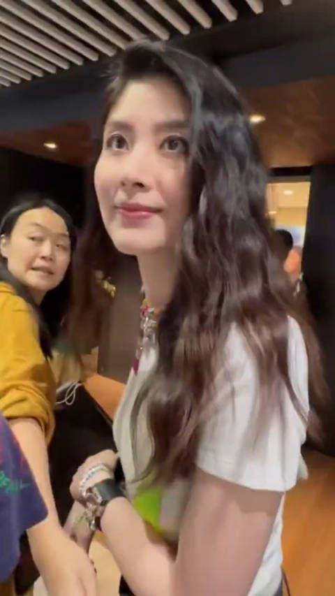 路人镜头里51岁的陈慧琳,这说是31岁也不为过吧