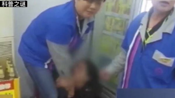 面馆女服务员离奇失踪，警察在面汤中发现人体组织，食客集体洗胃