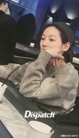 金赛纶被拍到在江南某酒吧里玩德州扑克