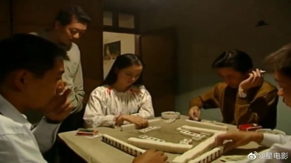 妻子沉迷打麻将，丈夫弯腰一看桌子底下，这婚必须得离！