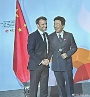 法国总统与黄渤握手