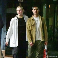Elle Fanning艾丽·范宁在最新杂志采访中承认与37岁英国男星男友M……