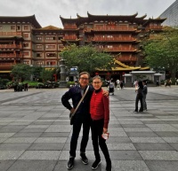 姜大卫夫妇和女儿外孙到内地旅游 三代同堂开心合影曹永廉缺席