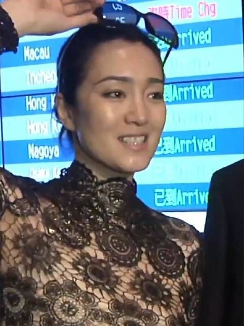 巩俐 现身机场,这该死的压迫感……