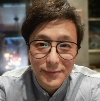 前TVB男艺人邓健泓和太太石咏莉嘴对嘴亲吻庆祝恋爱10周年