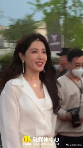 荆州籍演员曾黎回家走红毯，姐姐好美！