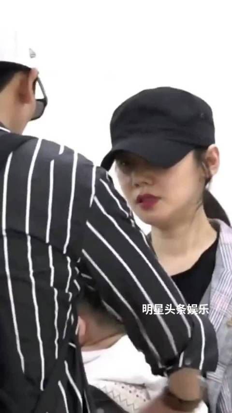 于晓光 一家三口罕见同框,画面太温馨了……