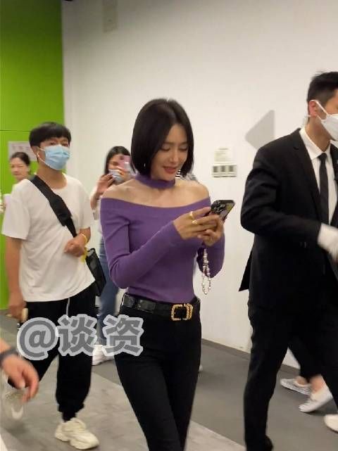 秦岚的腰也太细了,姐姐的身材真的很斯哈斯哈……