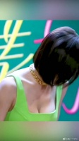 来自秦岚姐姐的魅力,44岁依旧身材火辣,丰满迷人