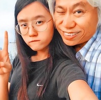 台湾“爷孙恋”男主李坤城去世,小40岁女友发文悼念,两人已相恋10年,女方父亲曾控告男方诱拐少女