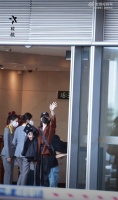 听到粉丝喊自己名字疯狂挥手的宝宝 爱是双向的……