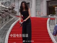 曾黎走红毯前后反差?拎着高跟鞋下班的曾黎也太可爱了吧!哈哈!