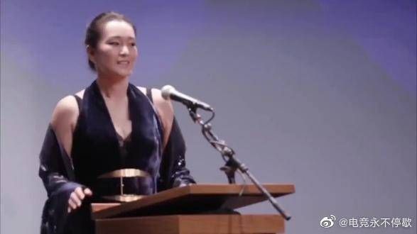 巩俐有多优秀？颁奖礼发言中英法语自由切换，法国总统都惊呆了