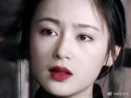 “唇不点而红,眉不画而翠,脸若银盆,眼如水杏”……