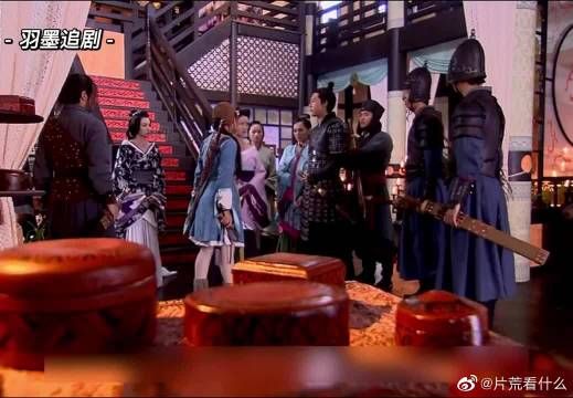 女人当众脱光衣服，任由大家检查她的身体