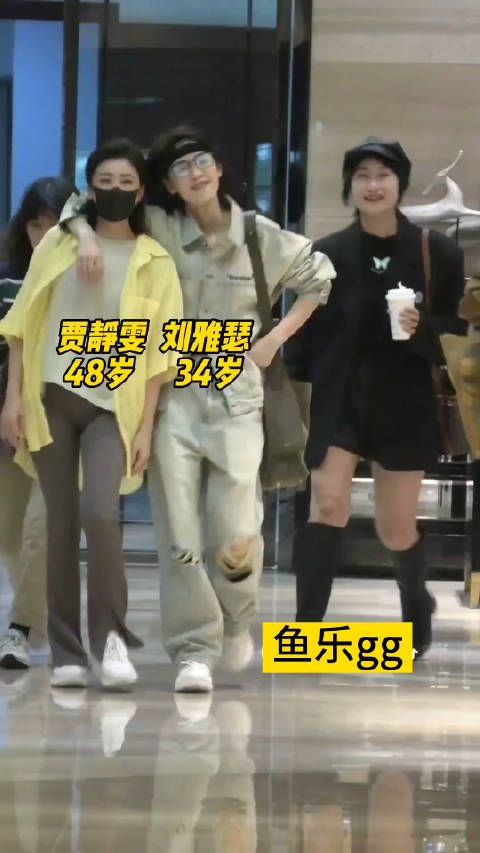 同框上班，姐妹俩勾肩搭背看起来关系好好啊！