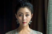 她是实力派演员殷桃,与好友聚餐自带饮品,40岁不再年轻!