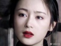 “唇不点而红,眉不画而翠,脸若银盆,眼如水杏”……