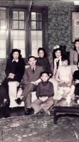 抗战时期,到上海躲避战乱的梅兰芳全家福,除了他的家人……