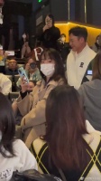 张颂文出席首映礼,发现前辈在场下,赶紧下去打招呼合影……