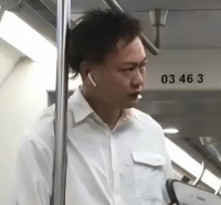 陈奕迅现身深圳地铁,表情严肃面露沮丧,引起网友热议