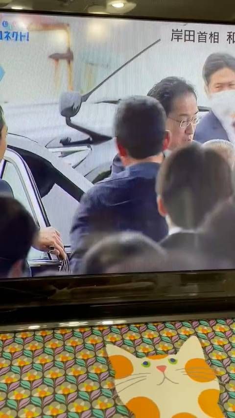 更多现场视频，可以看到事发时，嫌疑人离岸田的距离不远啊……
