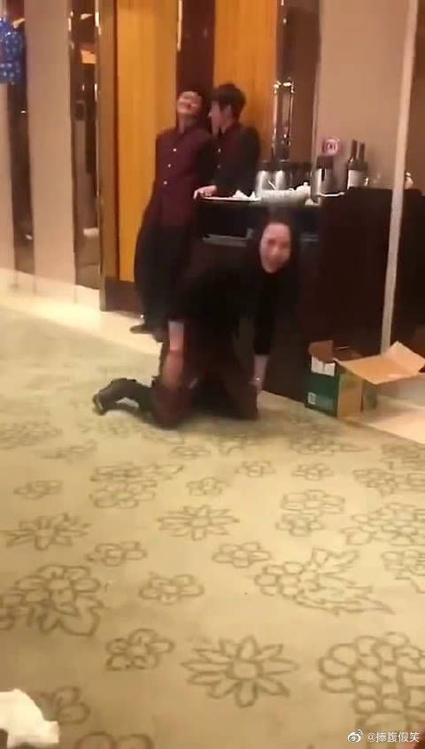 你看那两个男的快窒息了