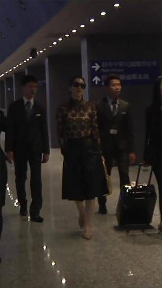 巩俐现身机场,这气势无敌了,妥妥的拽姐……