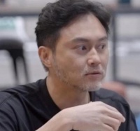 51岁张智霖素颜出席外甥女生日会,满脸白须显苍老