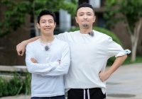 撒贝宁带妻女出游!3岁混血女儿显老成,引起网友热议