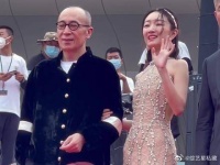 周冬雨和导演曹保平一起走红毯,小黄鸭好可爱