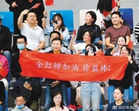 郭晶晶贵气现身知名景区,游客争相合影,网友:她一身还没我的贵