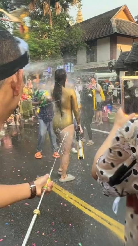 长得越美 被泼的越凶