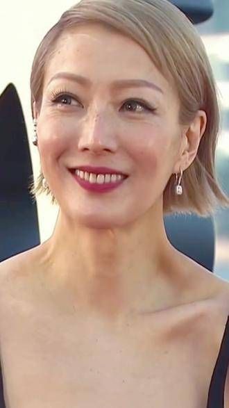 这状态女王范十足,不敢相信她已经50岁了,说她25岁也没人反对吧