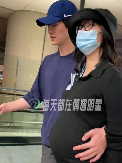 挺孕肚亮相!金大川搂着雎晓雯现身机场,他俩的娃以后腿得多长