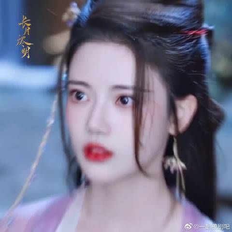 已被小狐狸翩然的美貌击中心巴!