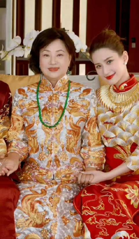 赌王三太的气质真的很好,温柔又不失华贵,今天是嫁女儿的妈妈……